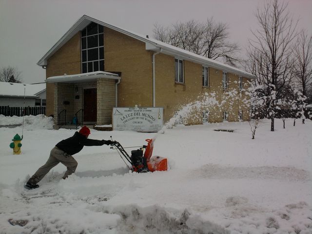 removiendo la nieve